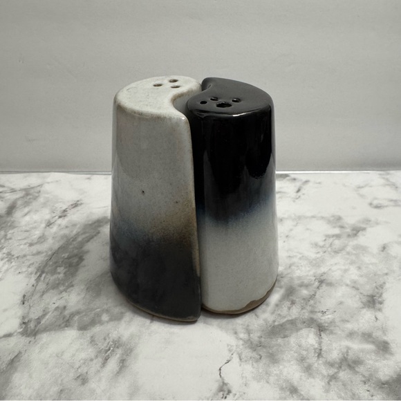 Peter Pots Pottery Entwined Salt & Pepper Shakers Wave Design, signed - Picture 1 of 16